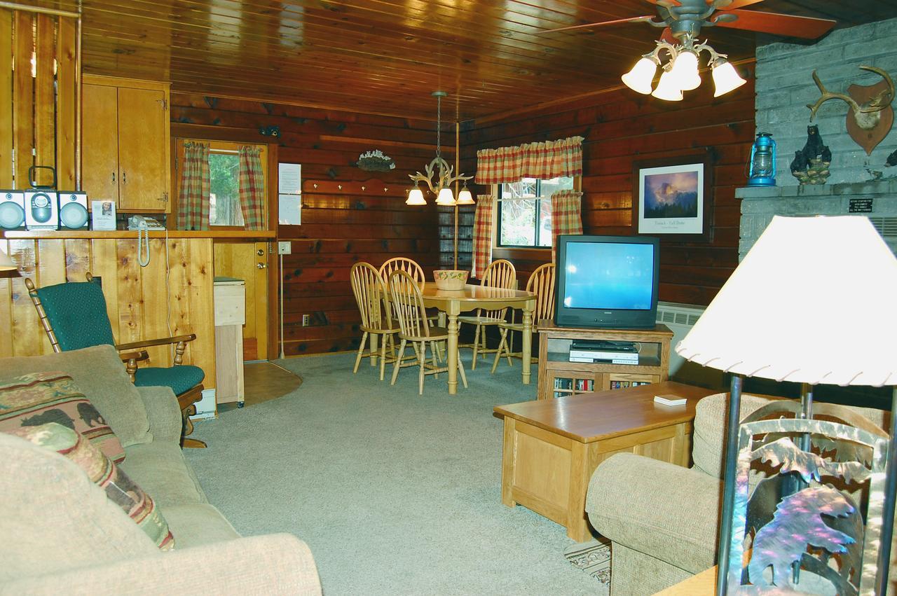 35 Cubbys Den Villa Wawona Rum bild